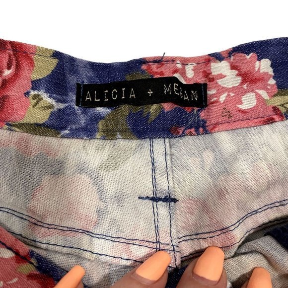 Alicia + Megan Floral Cut-Off Shorts Size M NWOT - Picture 3 of 7